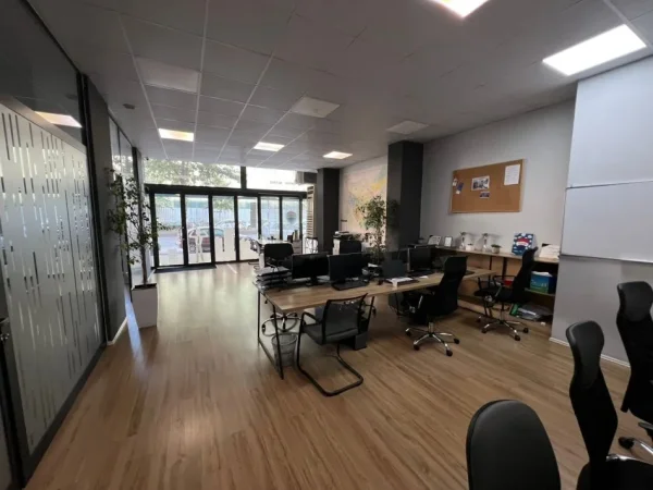 Tirane, jepet me qera ambjent biznesi Kati 0, 120 m² 2.000 € (astir)