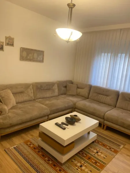 JEPET ME QERA SUPER APARTAMENT 3+1 TEK STACIONI I TRENIT PER 5 VETA 600 €