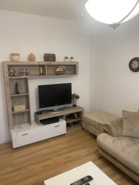 JEPET ME QERA SUPER APARTAMENT 3+1 TEK STACIONI I TRENIT PER 5 VETA 600 €