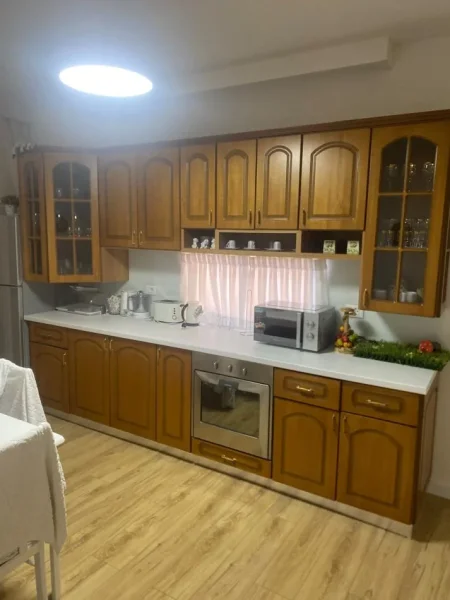 JEPET ME QERA SUPER APARTAMENT 3+1 TEK STACIONI I TRENIT PER 5 VETA 600 €