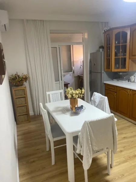 JEPET ME QERA SUPER APARTAMENT 3+1 TEK STACIONI I TRENIT PER 5 VETA 600 €