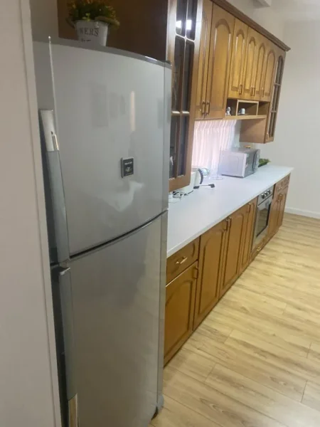 JEPET ME QERA SUPER APARTAMENT 3+1 TEK STACIONI I TRENIT PER 5 VETA 600 €