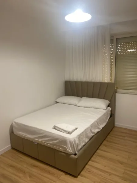 JEPET ME QERA SUPER APARTAMENT 3+1 TEK STACIONI I TRENIT PER 5 VETA 600 €