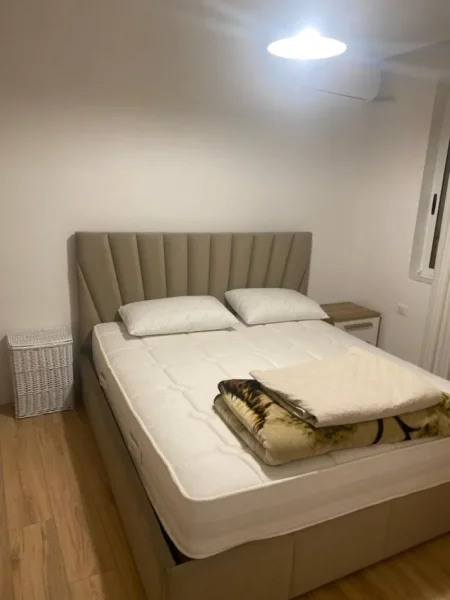 JEPET ME QERA SUPER APARTAMENT 3+1 TEK STACIONI I TRENIT PER 5 VETA 600 €