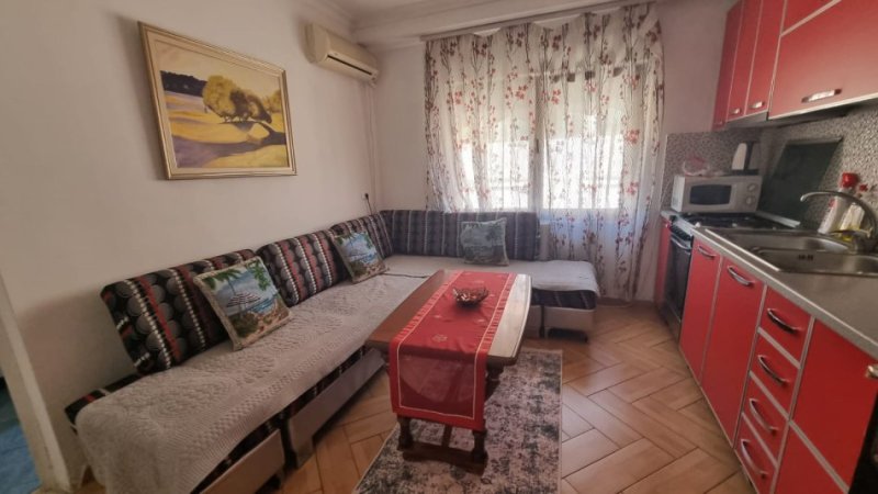 Tirane, jepet me qera garsonier Kati 6, 25 m² 300 € ( JEPET ME QERA SUPER GARSONIERE TEK PIAZZA NE QENDER TE TIRANES)