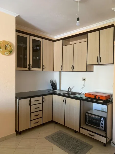 Shkembi Kavajes, jepet me qera apartament 2+1 , 76 m² 82.940 € (Shkembi i Kavajes, perballe Hotel Bellavista)