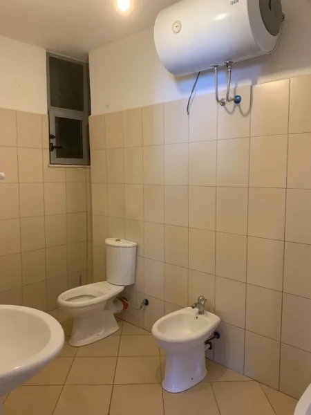 Shkembi Kavajes, jepet me qera apartament 2+1 , 76 m² 82.940 € (Shkembi i Kavajes, perballe Hotel Bellavista)