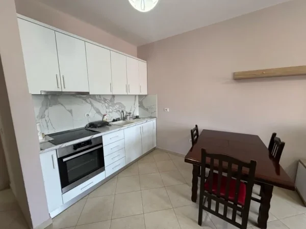Tirane, jepet me qera apartament 2+1 Kati 2, 91 m² 550 € (Rruga 5 maji)
