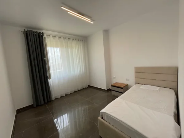 Tirane, jepet me qera apartament 2+1+Ballkon Kati 5, 90 m² 600 € (Golden Park, Yzberisht)