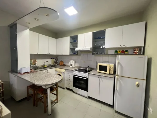 Tirane, jepet me qera apartament duplex 3+1 Kati 2, 130 m² 550 € (Rruga ali demi)