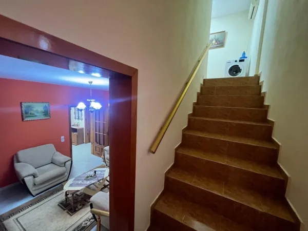 Tirane, jepet me qera apartament duplex 3+1 Kati 2, 130 m² 550 € (Rruga ali demi)