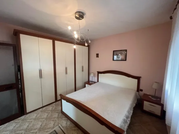 Tirane, jepet me qera apartament duplex 3+1 Kati 2, 130 m² 550 € (Rruga ali demi)