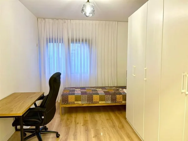 Tirane, jepet me qera apartament 2+1+Ballkon Kati 1, 140 m² 800 € (KOPSHTI BOTANIK)