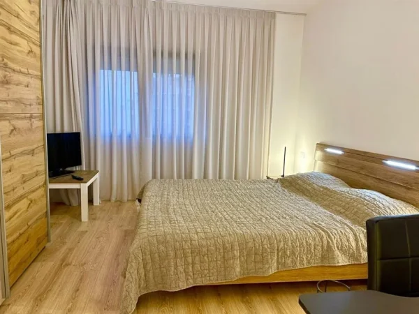 Tirane, jepet me qera apartament 2+1+Ballkon Kati 1, 140 m² 800 € (KOPSHTI BOTANIK)
