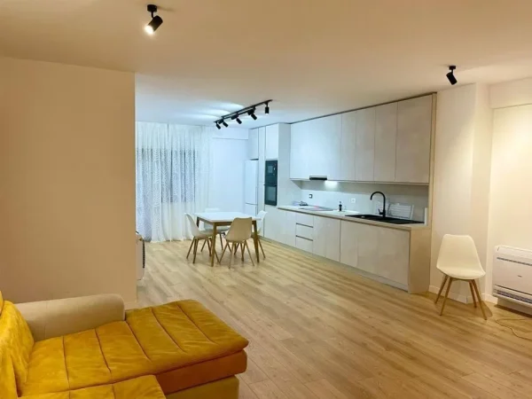 Tirane, jepet me qera apartament 2+1+Ballkon Kati 1, 140 m² 800 € (KOPSHTI BOTANIK)