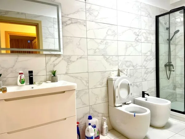 Tirane, jepet me qera apartament 2+1+Ballkon Kati 1, 140 m² 800 € (KOPSHTI BOTANIK)