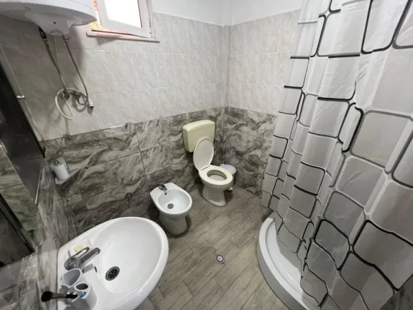 Tirane, jepet me qera apartament duplex 3+1 Kati 2, 130 m² 550 € (Rruga ali demi)