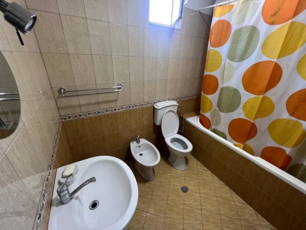 Tirane, jepet me qera apartament duplex 3+1 Kati 2, 130 m² 550 € (Rruga ali demi)