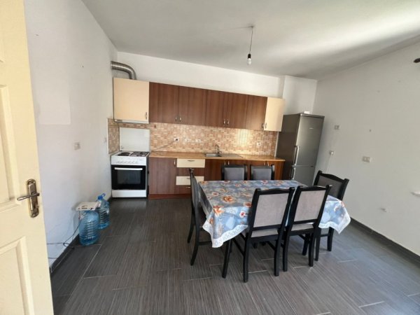 Tirane, jepet me qera apartament 2+1+Ballkon Kati 2, 100 m² 35.000 lek (Rr Astrit Losha ,prane kafe Return)
