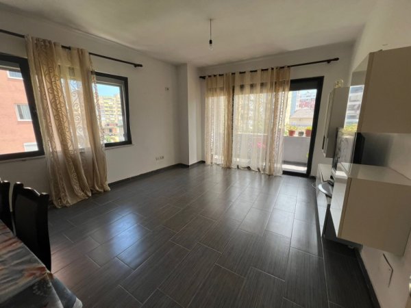 Tirane, jepet me qera apartament 2+1+Ballkon Kati 2, 100 m² 35.000 lek (Rr Astrit Losha ,prane kafe Return)