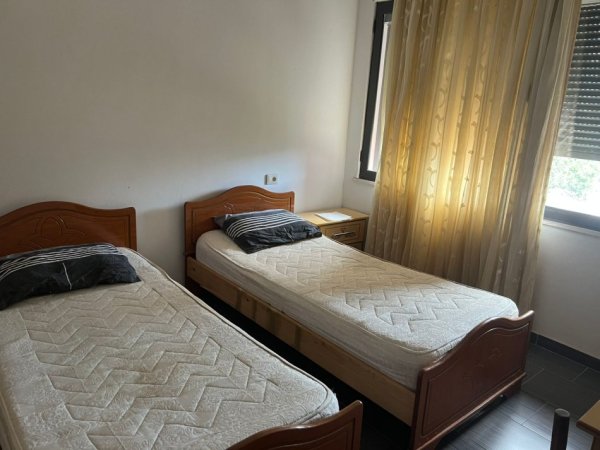 Tirane, jepet me qera apartament 2+1+Ballkon Kati 2, 100 m² 35.000 lek (Rr Astrit Losha ,prane kafe Return)
