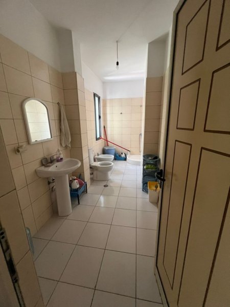 Tirane, jepet me qera apartament 2+1+Ballkon Kati 2, 100 m² 35.000 lek (Rr Astrit Losha ,prane kafe Return)