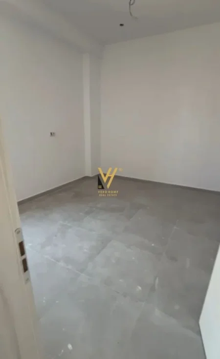 Tirane, jepet me qera zyre Kati 1, 50 m² 1.200 € (RRUGA E KAVAJES)