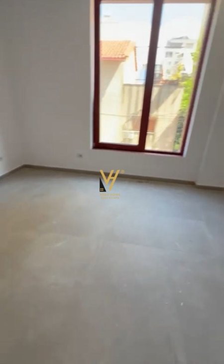 Tirane, jepet me qera zyre Kati 1, 50 m² 1.200 € (RRUGA E KAVAJES)