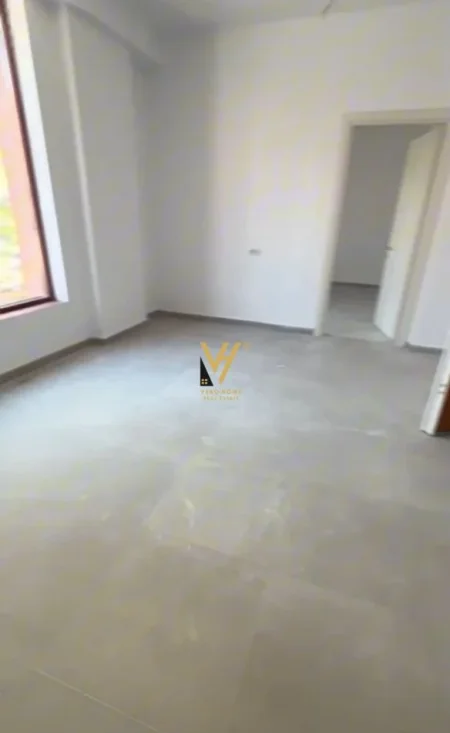 Tirane, jepet me qera zyre Kati 1, 50 m² 1.200 € (RRUGA E KAVAJES)