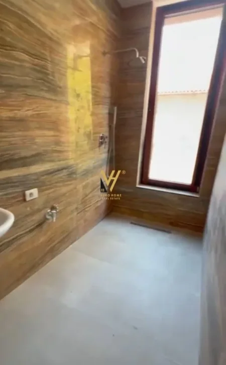 Tirane, jepet me qera zyre Kati 1, 50 m² 1.200 € (RRUGA E KAVAJES)