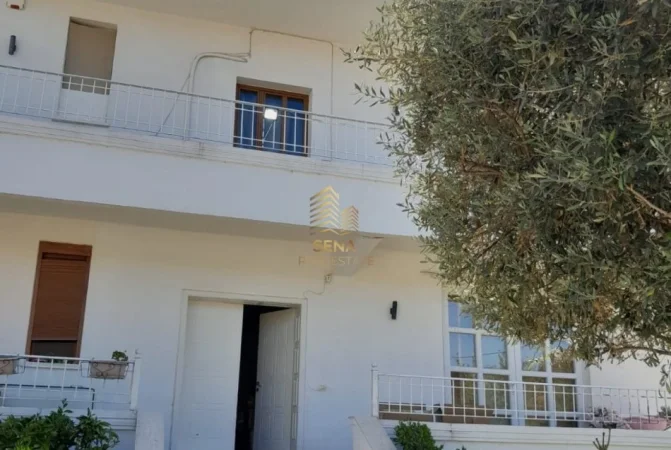 Tirane, jepet me qera Vile 4+1+Ballkon Kati 3, 450 m² 1.500 € (Shkolla e Bashkuar)