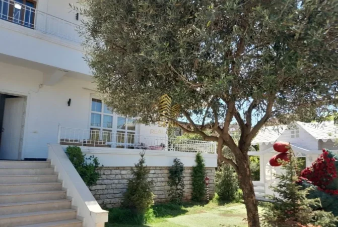 Tirane, jepet me qera Vile 4+1+Ballkon Kati 3, 450 m² 1.500 € (Shkolla e Bashkuar)