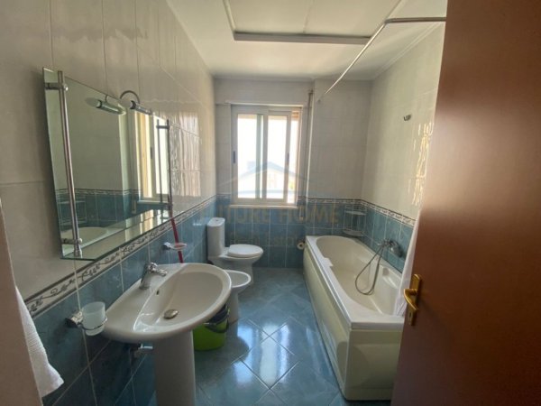 Tirane, jepet me qera apartament 1+1+Ballkon Kati 8, 75 m² 550 € 