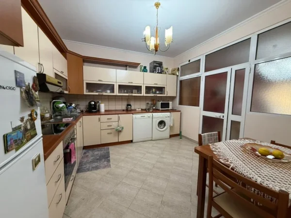 Tirane, shitet apartament 1+1 Kati 4, 98 m² 159.000 € (Rruga e Kavajes)
