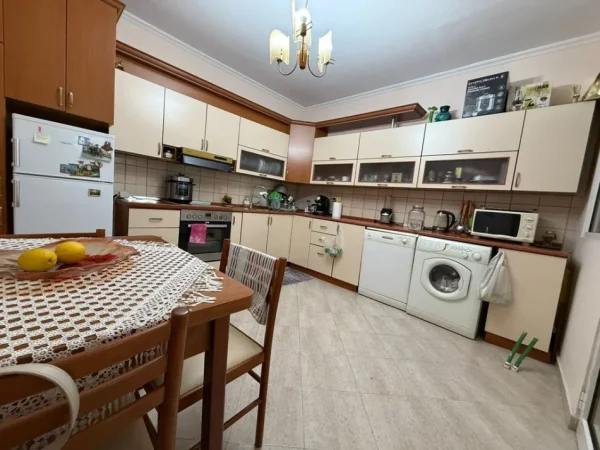 Tirane, shitet apartament 1+1 Kati 4, 98 m² 159.000 € (Rruga e Kavajes)