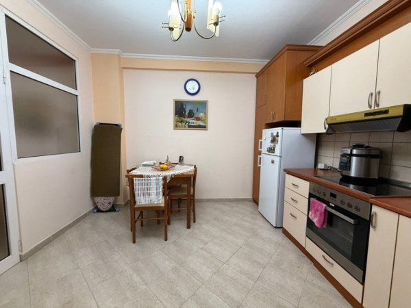 Tirane, shitet apartament 1+1 Kati 4, 98 m² 159.000 € (Rruga e Kavajes)