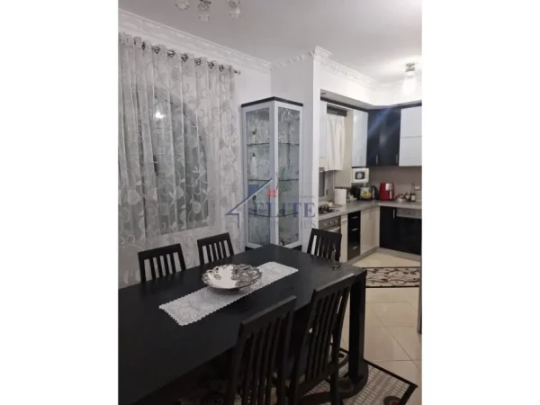 Gramsh, shitet Vile 4+1+Aneks+Ballkon Kati 3, 300 m² 280.000 € (Gramsh)