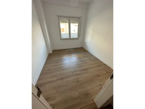Tirane, jepet me qera zyre Kati 2, 160 m² 1.000 € 