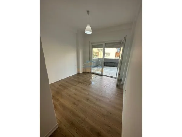 Tirane, jepet me qera zyre Kati 2, 160 m² 1.000 € 