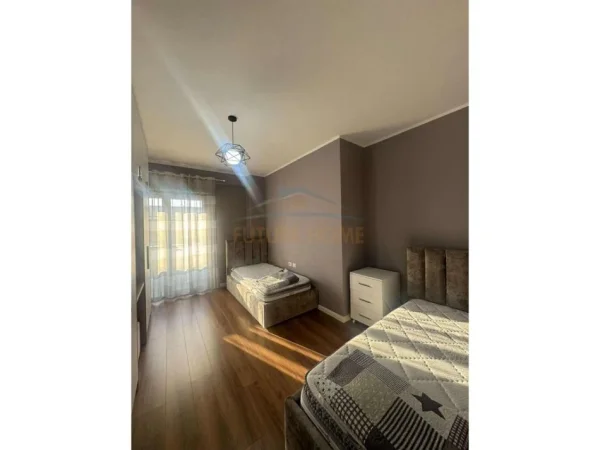 Tirane, jepet me qera apartament 2+1+Ballkon Kati 7, 108 m² 650 € 