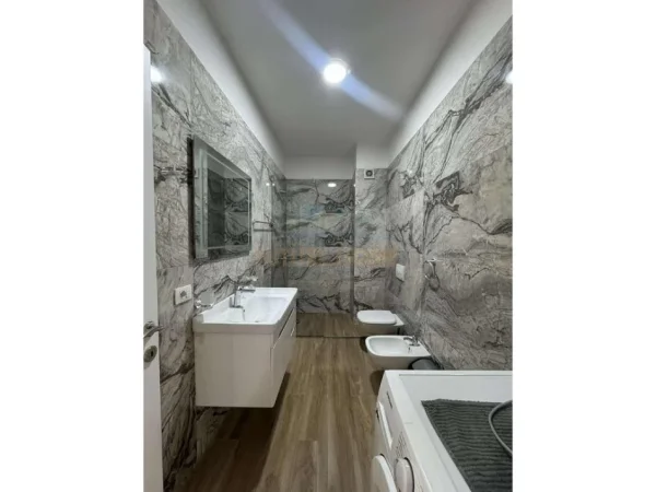 Tirane, jepet me qera apartament 2+1+Ballkon Kati 7, 108 m² 650 € 