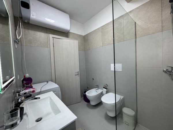 Tirane, jepet me qera apartament 2+1+Ballkon Kati 7, 100 m² 700 € (River Residence, Unaza e Re)