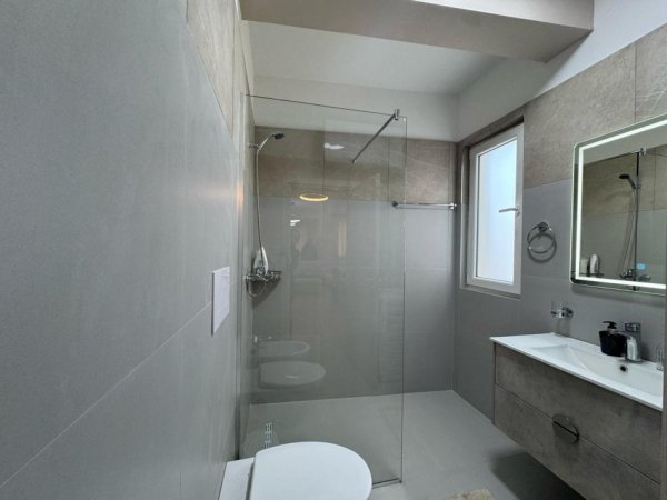 Tirane, jepet me qera apartament 2+1+Ballkon Kati 7, 100 m² 700 € (River Residence, Unaza e Re)