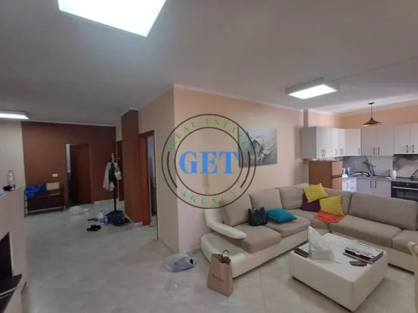 Durres, jepet me qera apartament 2+1+Ballkon Kati 3, 120 m² 600 € 