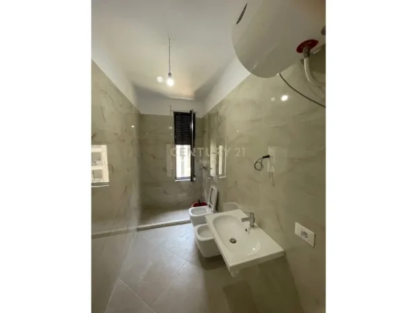 Tirane, jap me qera ambjent biznesi+POST PARKIMI , 102 m² 750 € (Porcelan)