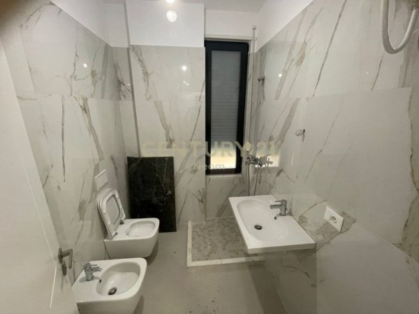 Tirane, jap me qera ambjent biznesi+POST PARKIMI , 102 m² 750 € (Porcelan)