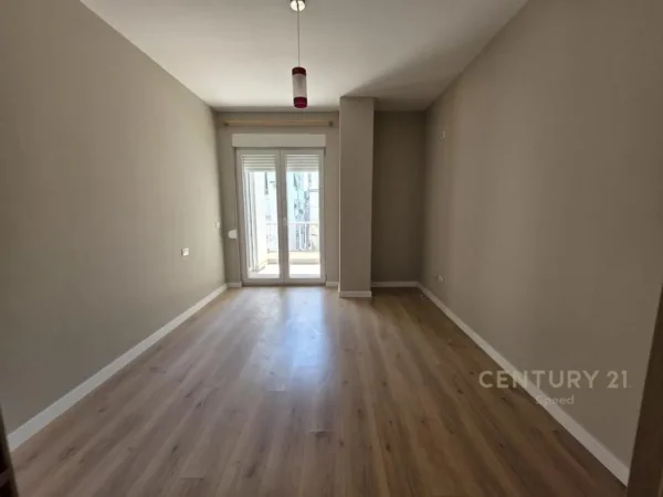 Tirane, shes apartament 1+1+Ballkon , 75 m² 155.000 € (KOMPLEKSI MAGNET, Rruga e Kavajes)