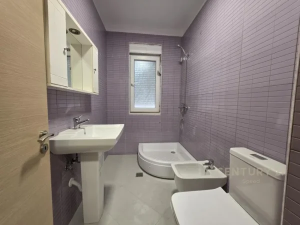 Tirane, shes apartament 1+1+Ballkon , 75 m² 155.000 € (KOMPLEKSI MAGNET, Rruga e Kavajes)