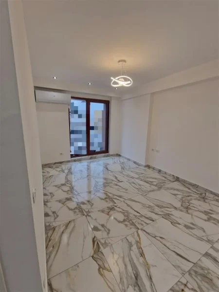 Tirane, jepet me qera zyre Kati 7, 60 m² 900 € (prane kishes katolike)