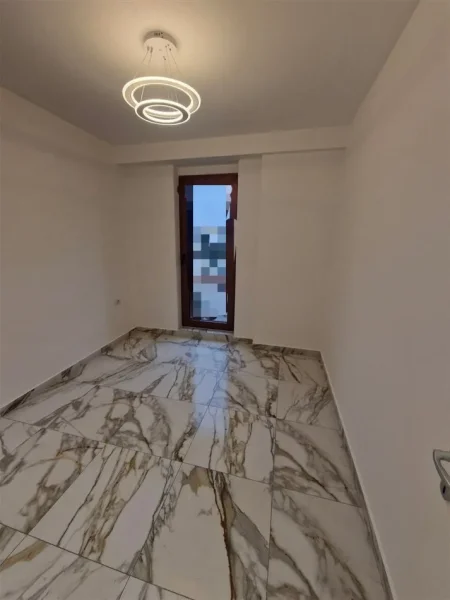 Tirane, jepet me qera zyre Kati 7, 60 m² 900 € (prane kishes katolike)